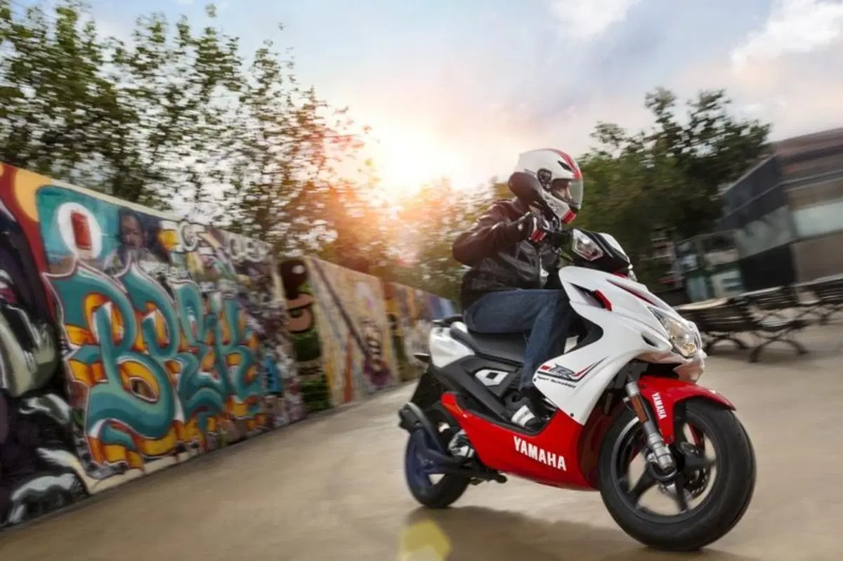 Intermot 2012: Yamaha, le altre novità: FZ8, XJ6, nuovo motore tre cilindri, concept e scooter! (21)