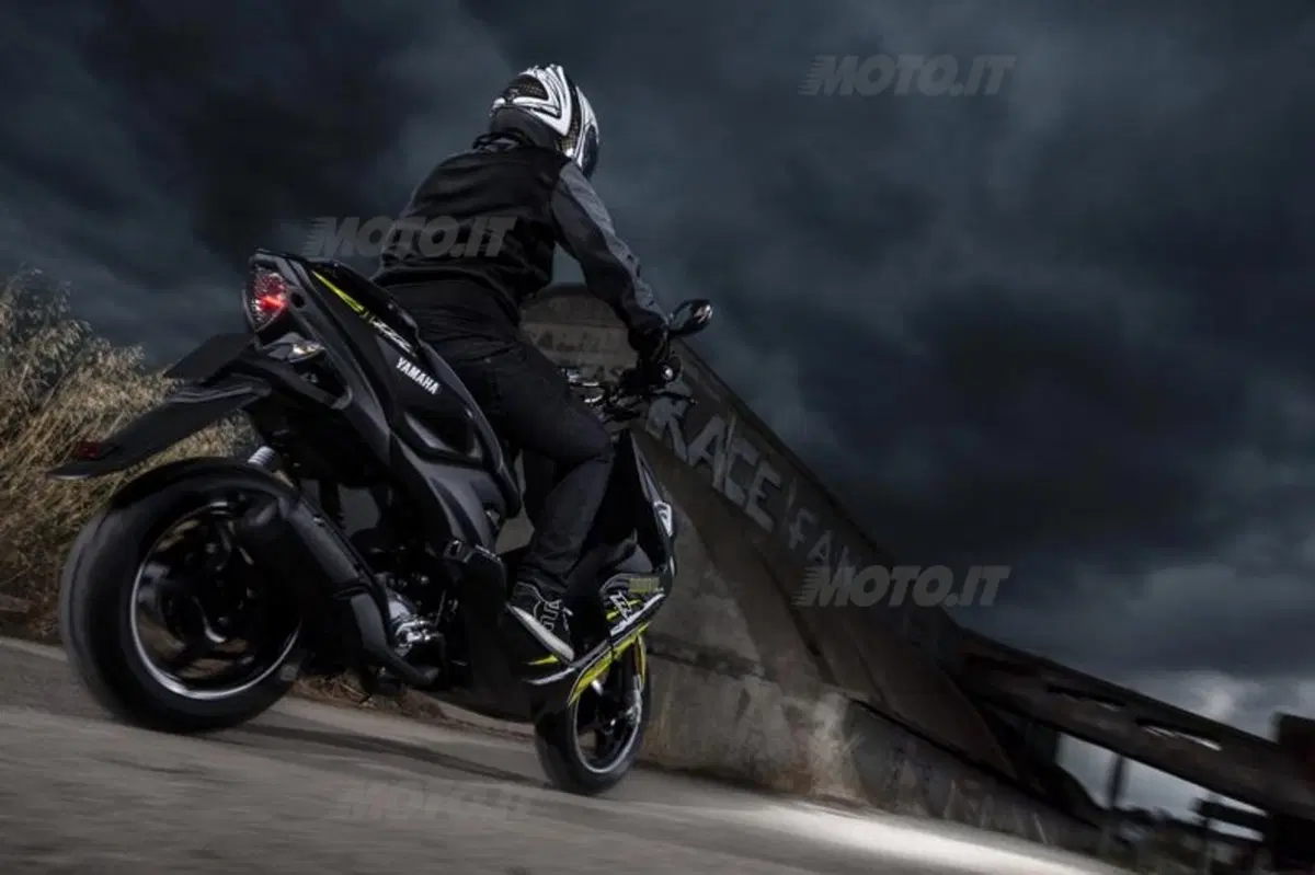 Intermot 2012: Yamaha, le altre novità: FZ8, XJ6, nuovo motore tre cilindri, concept e scooter! (23)