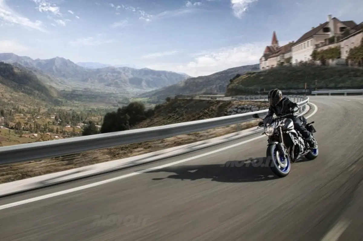 Intermot 2012: Yamaha, le altre novità: FZ8, XJ6, nuovo motore tre cilindri, concept e scooter! (30)
