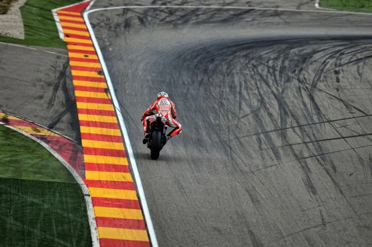 Le foto più spettacolari del GP di Aragon (4)