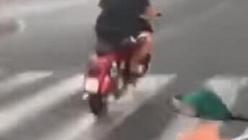 Vespa truccata vs maxi-scooter [VIDEO VIRALE]