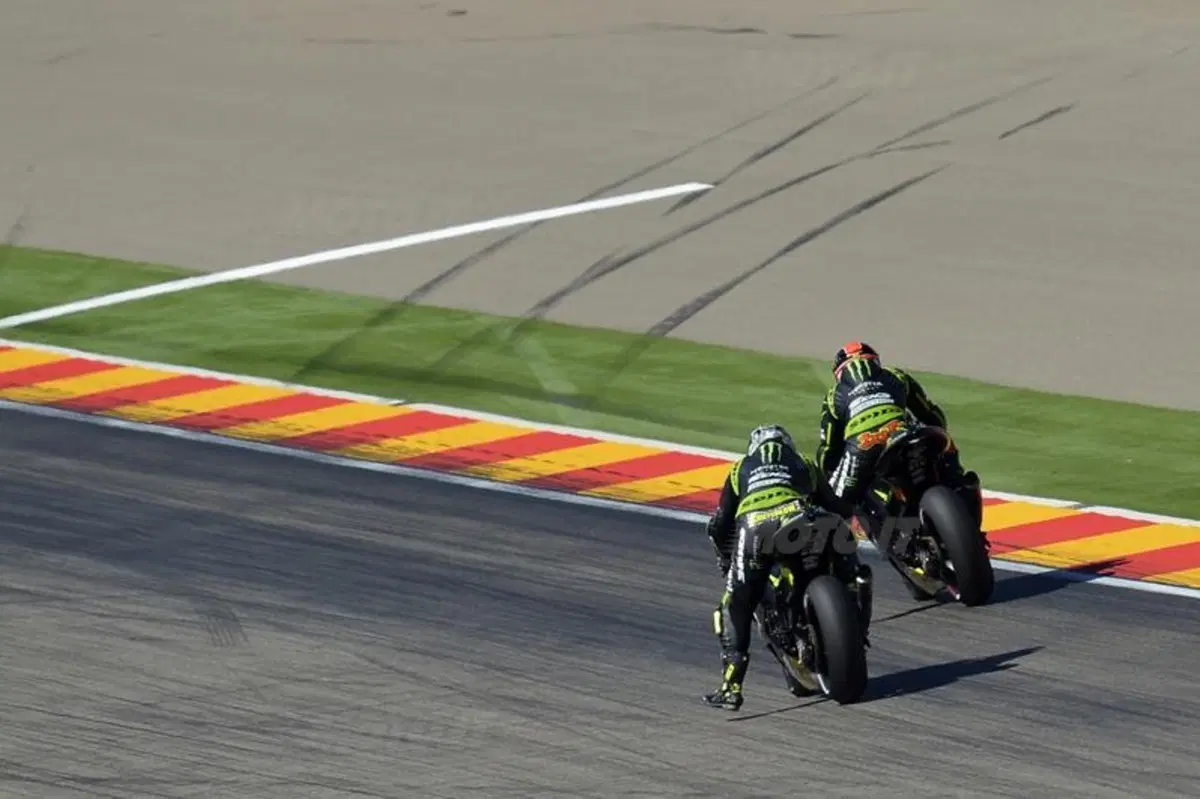 Le foto più spettacolari del GP di Aragon (14)