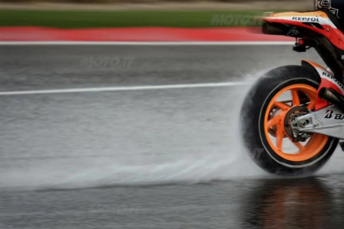 Le foto più spettacolari del GP di Aragon (29)