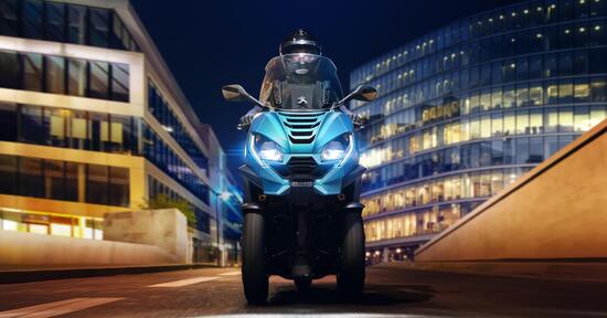 Nuovo Peugeot Metropolis: il tre ruote francese si rinnova con l'omologazione euro 5 e la connettività I-Connect