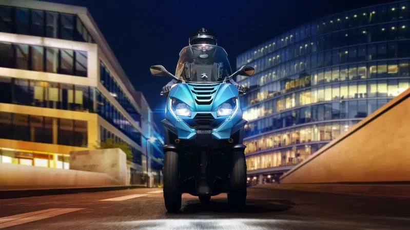 Nuovo Peugeot Metropolis: il "tre ruote" francese si rinnova con l'omologazione euro 5 e la connettivit&agrave; I-Connect