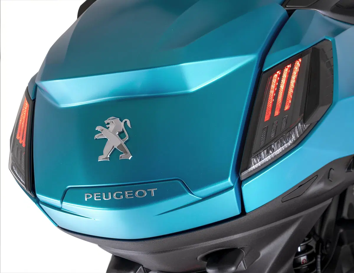 Nuovo Peugeot Metropolis: il tre ruote si rinnova con l'omologazione euro 5 e la connettività I-Connect (2)