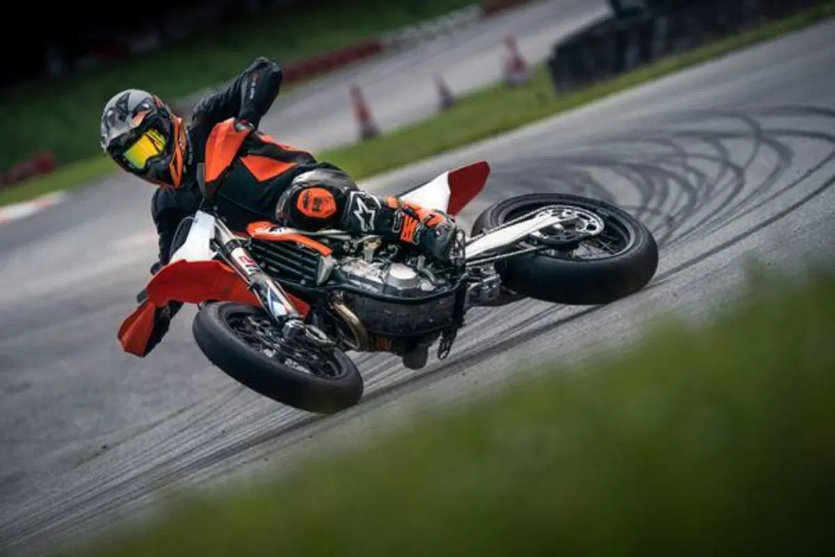  KTM presenta la nuova 450 SMR (5)