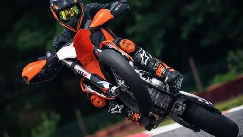  KTM presenta la nuova 450 SMR