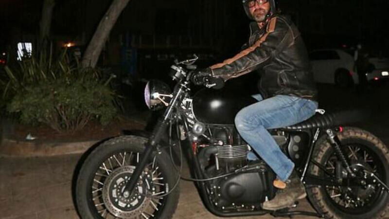 A Gerard Butler piace stare in sella alla sua Triumph Bonneville