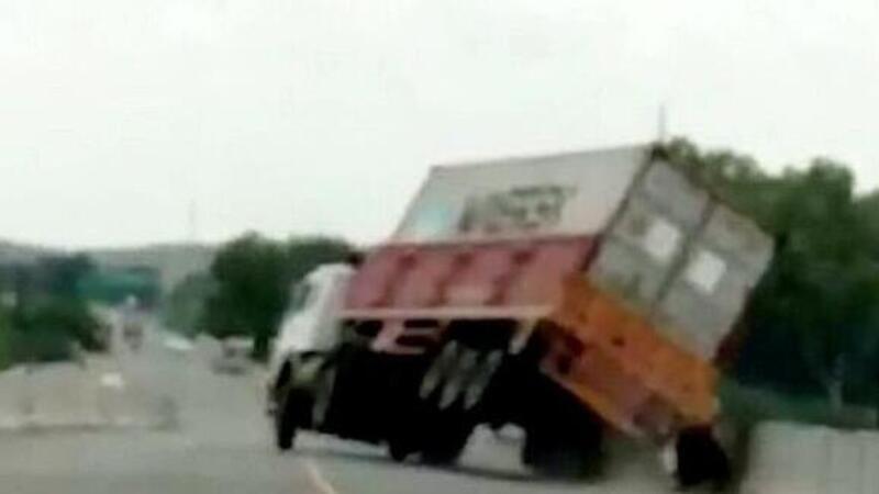 Il camion si ribalta mentre passano due scooteristi: salvi per miracolo [VIDEO VIRALE]