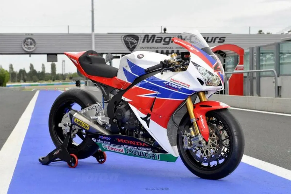 Honda CBR 1000 RR. A Magny Cours debuttano le grafiche 2013
