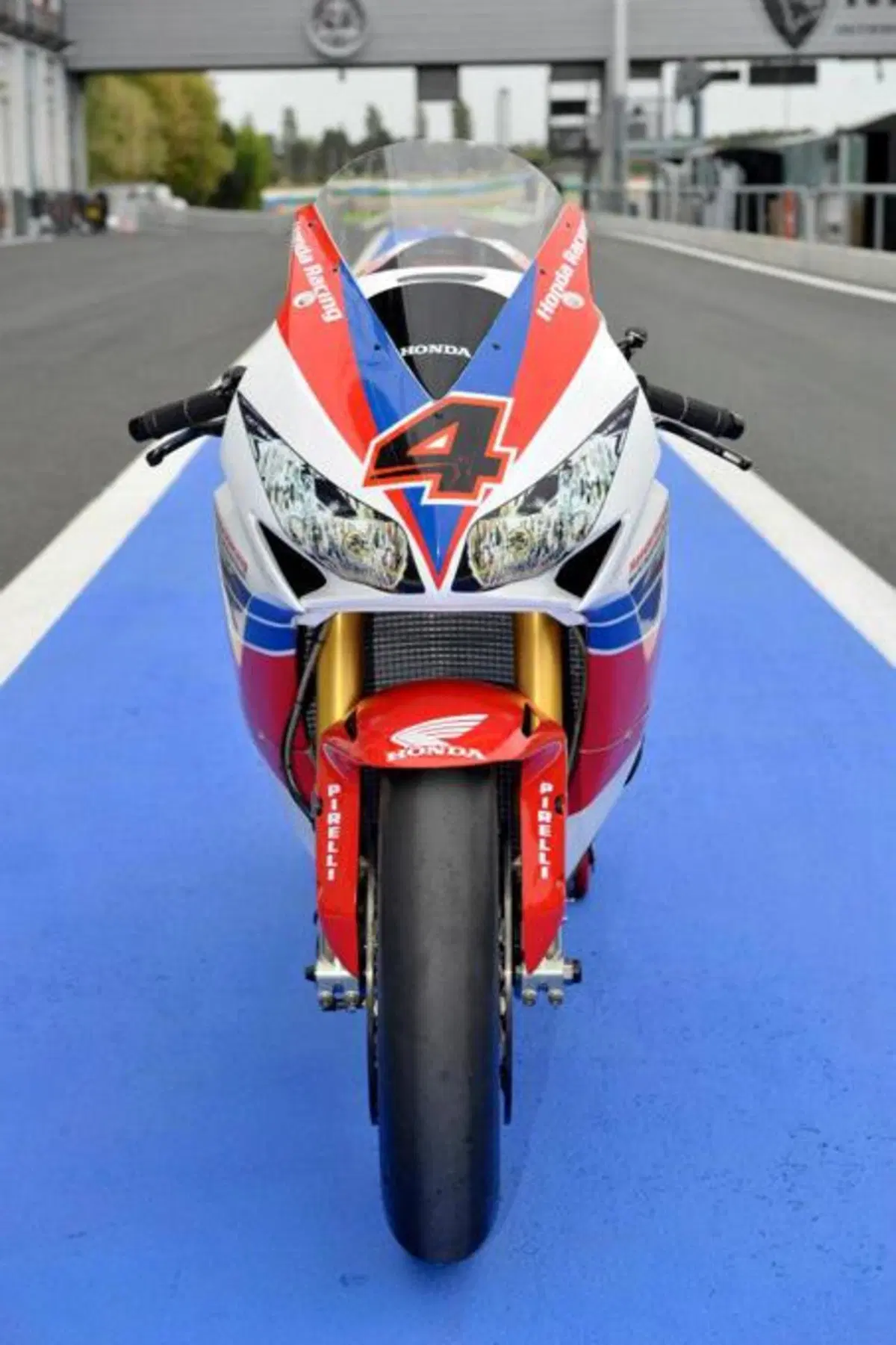 Honda CBR 1000 RR. A Magny Cours debuttano le grafiche 2013 (2)