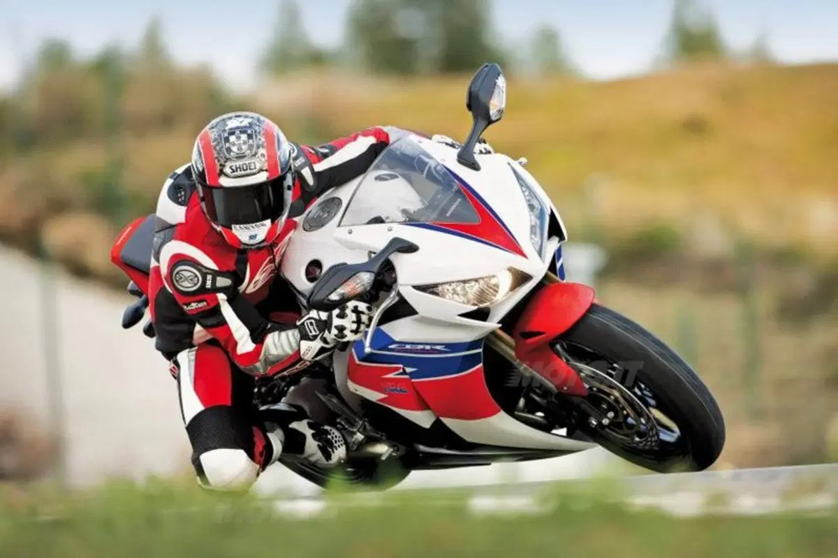 Honda CBR 1000 RR. A Magny Cours debuttano le grafiche 2013 (3)