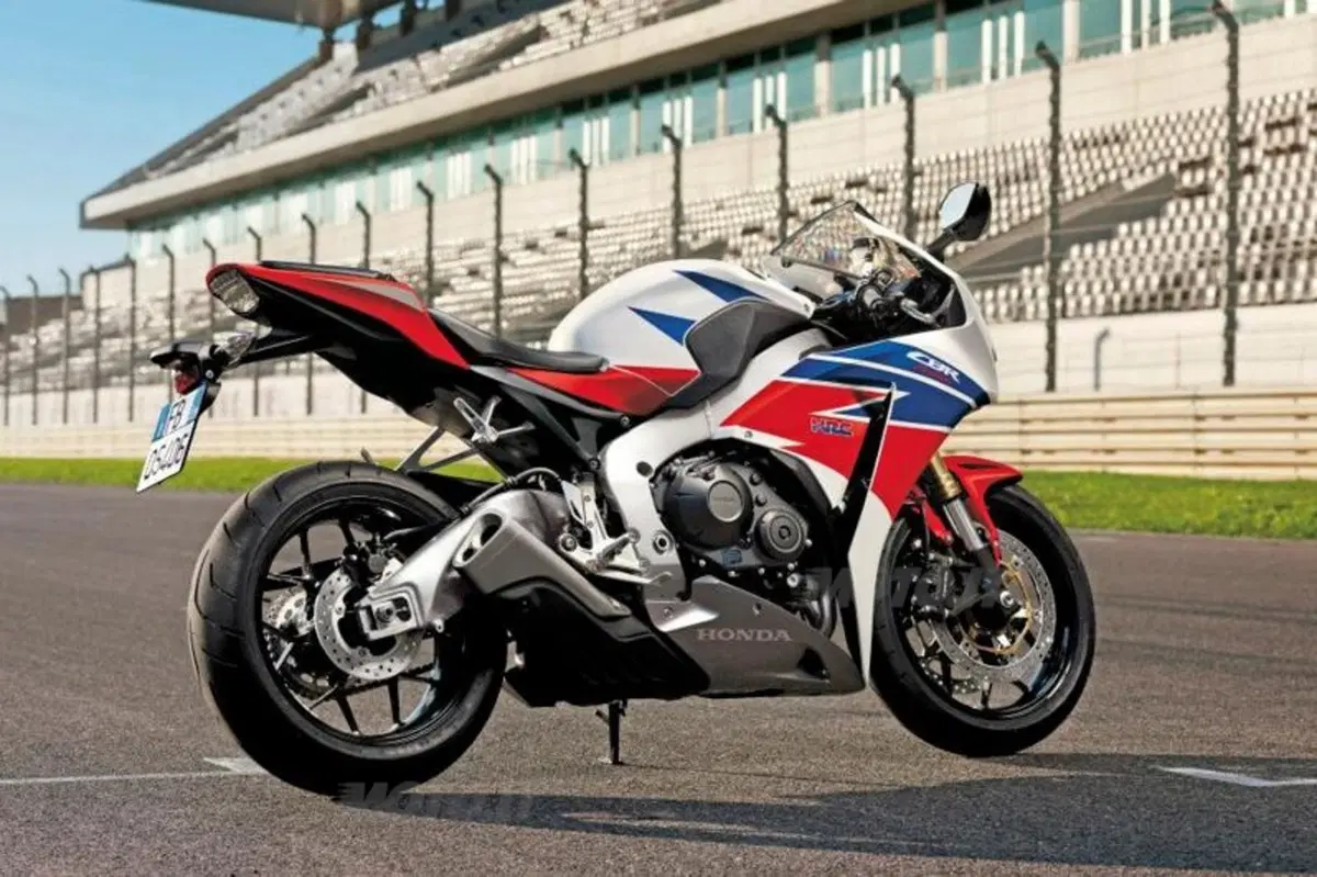Honda CBR 1000 RR. A Magny Cours debuttano le grafiche 2013 (4)