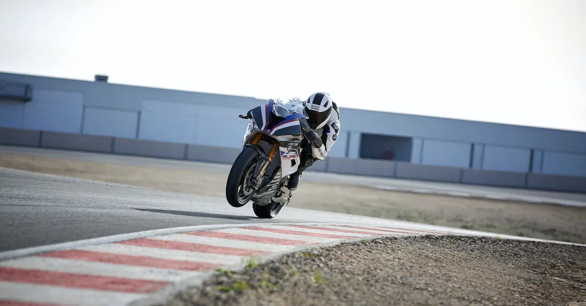 BMW: un brevetto per l'aerodinamica attiva. Arriver&agrave; sulla M1000RR?