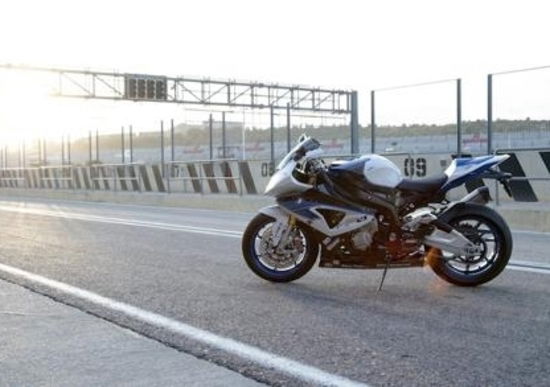 BMW HP4, nelle concessionarie a dicembre