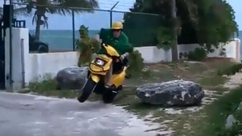 Maxi scooterista vs mini scooter: il tentativo di monoruota &egrave; un fallimento totale [VIDEO]