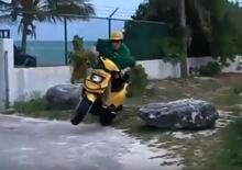 Maxi scooterista vs mini scooter: il tentativo di monoruota è un fallimento totale [VIDEO]