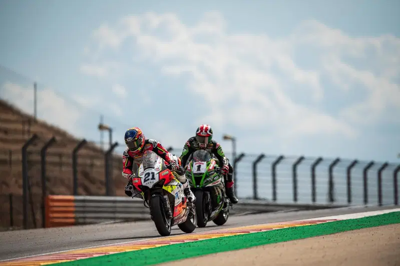 Rinaldi davanti a Jonathan Rea