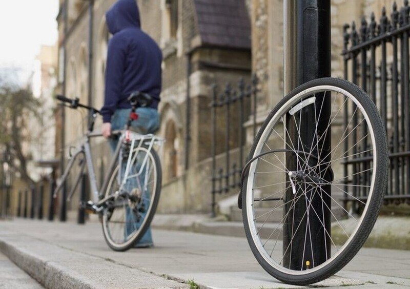 Riaprono le scuole, aumentano i furti bici