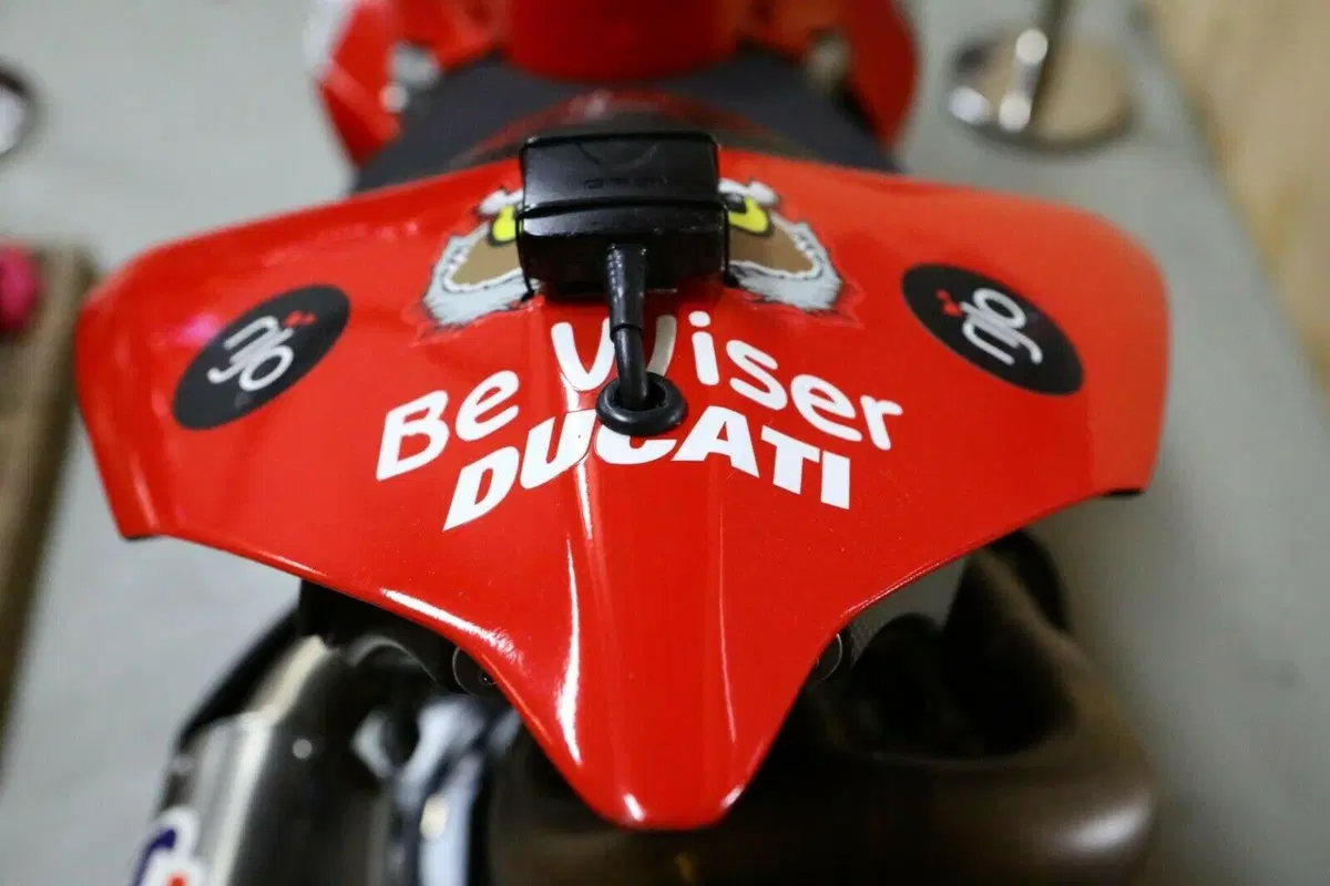 Superbike: all'asta la Ducati Panigale V4R BSB di Scott Redding [GALLERY] (10)