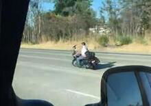 Moto crash: custom imbizzarrita sul dritto e gran brutta caduta ripresa dallo smartphone [VIDEO VIRALE]