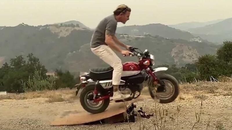 Moto stunt: Ewan McGregor salta con la Honda Monkey sopra a Obi Wan Kenobi [VIDEO VIRALE]