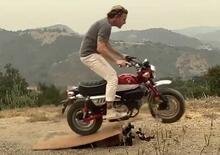 Moto stunt: Ewan McGregor salta con la Honda Monkey sopra a Obi Wan Kenobi [VIDEO VIRALE]