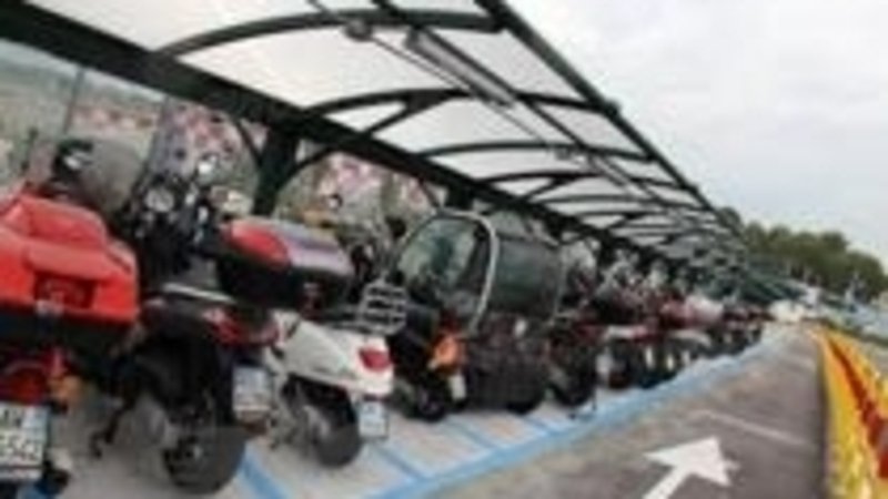 Parcheggio aeroporto di Linate: ora le moto non cadono pi&ugrave;!
