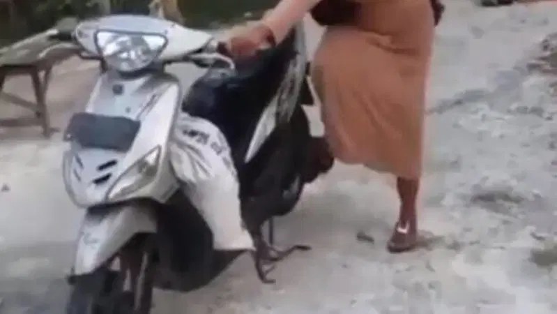 Scooter fun: l&rsquo;accensione a pedalina diventa un ballo virale [VIDEO]