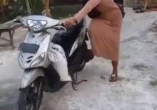 Scooter fun: l’accensione a pedalina diventa un ballo virale [VIDEO]