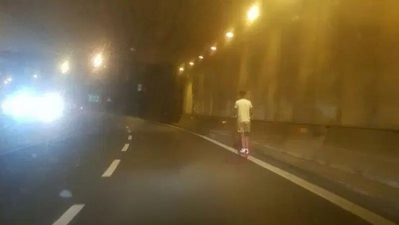 Monopattini, l'ennesima follia: in autostrada&nbsp;sull&rsquo;A24 Roma-l&rsquo;Aquila
