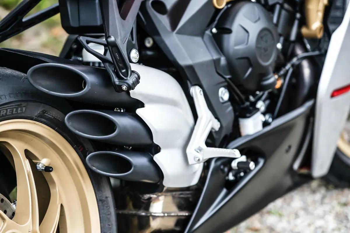 MV Agusta Superveloce 800 test. Paradosso temporale (4)