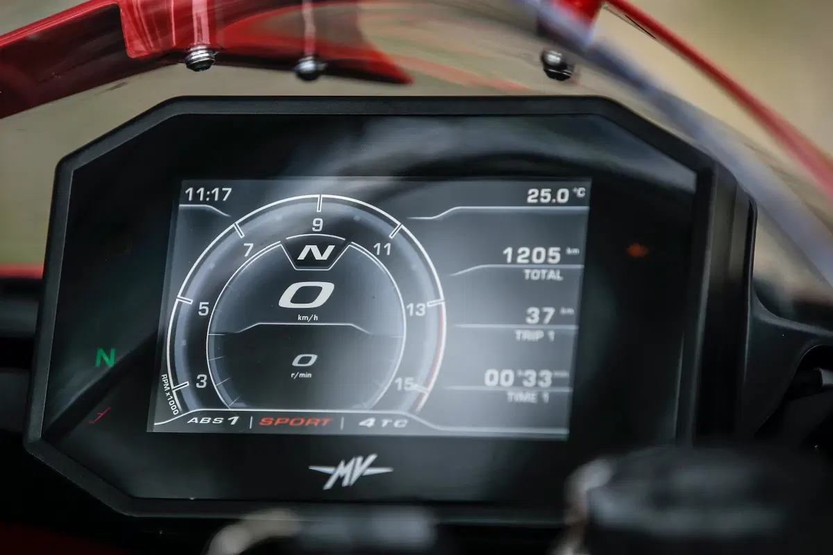 MV Agusta Superveloce 800 test. Paradosso temporale (2)