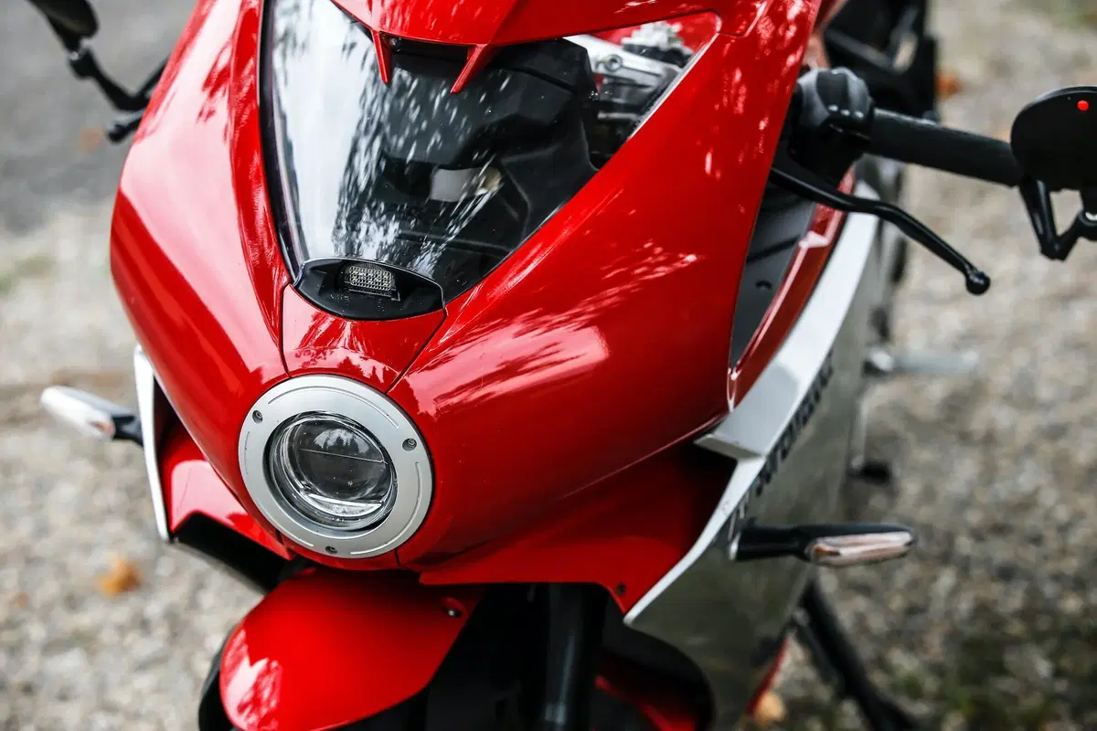 MV Agusta Superveloce 800 test. Paradosso temporale