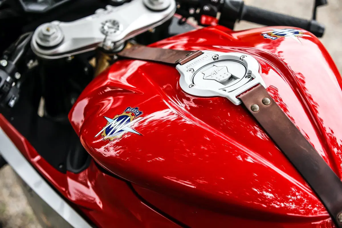 MV Agusta Superveloce 800 test. Paradosso temporale (5)