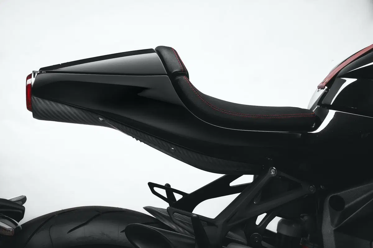 MV Agusta Superveloce 800 test. Paradosso temporale