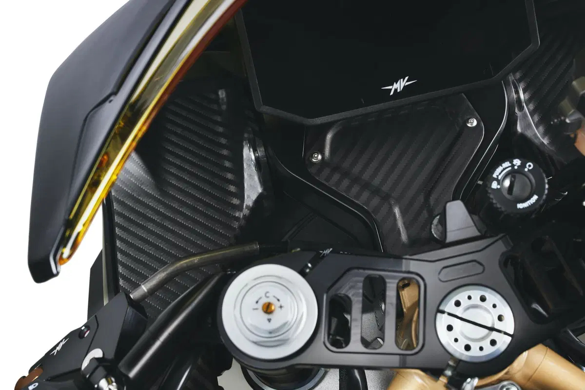 MV Agusta Superveloce 800 test. Paradosso temporale (6)
