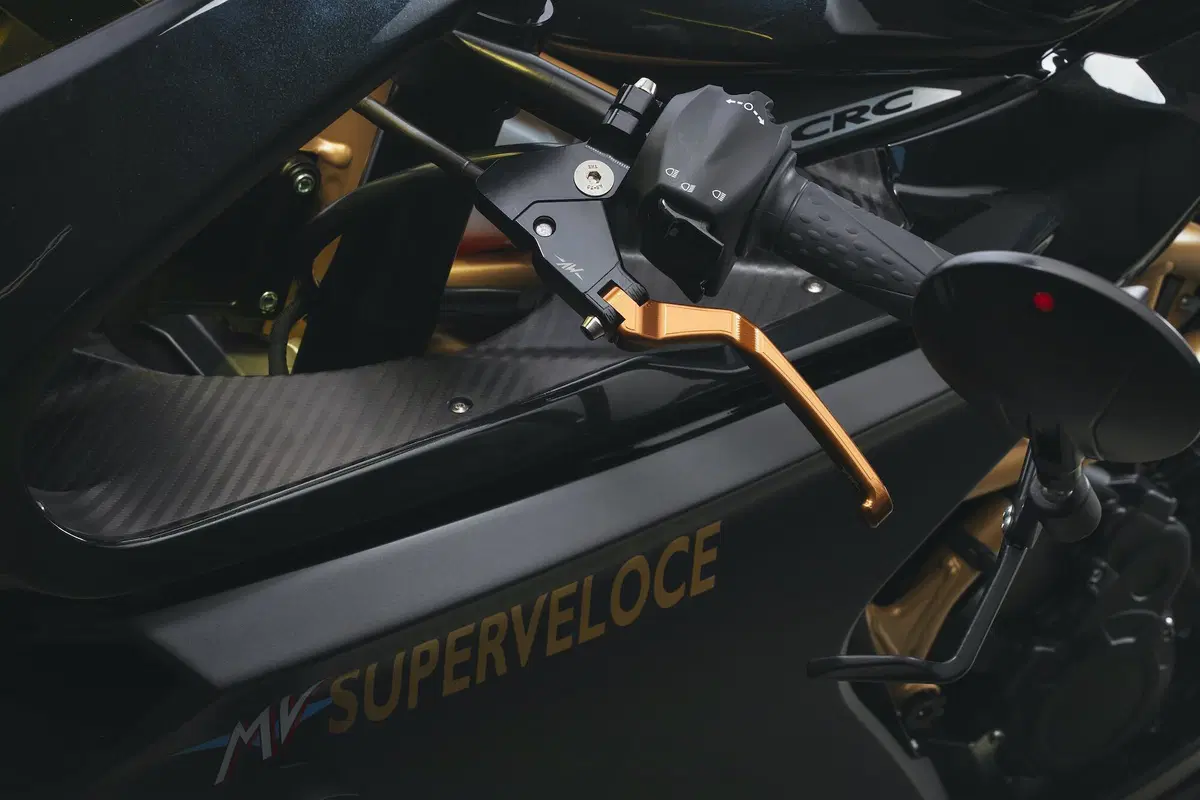 MV Agusta Superveloce 800 test. Paradosso temporale (8)