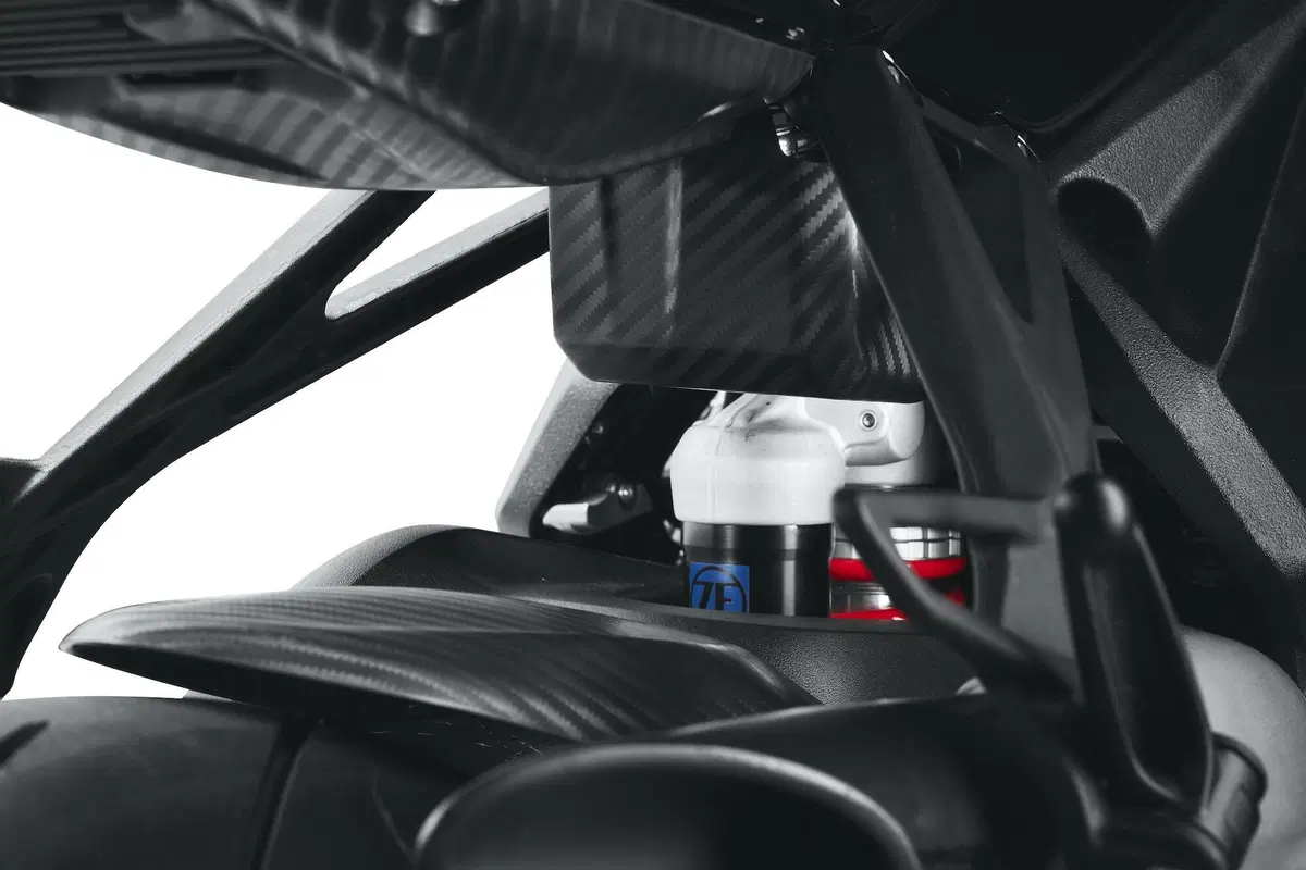MV Agusta Superveloce 800 test. Paradosso temporale (10)
