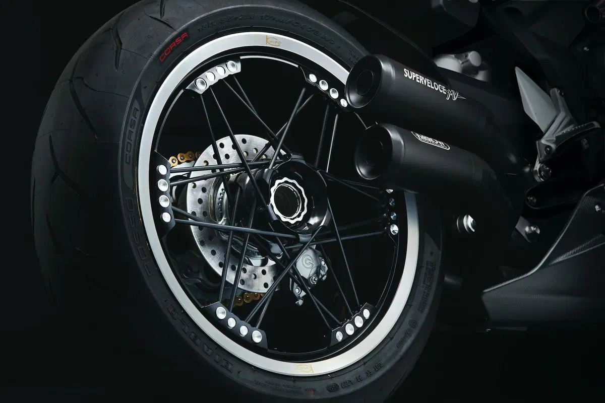 MV Agusta Superveloce 800 test. Paradosso temporale (14)