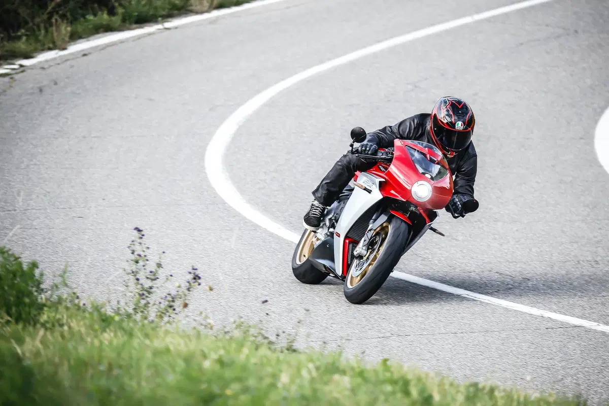 MV Agusta Superveloce 800 test. Paradosso temporale (6)