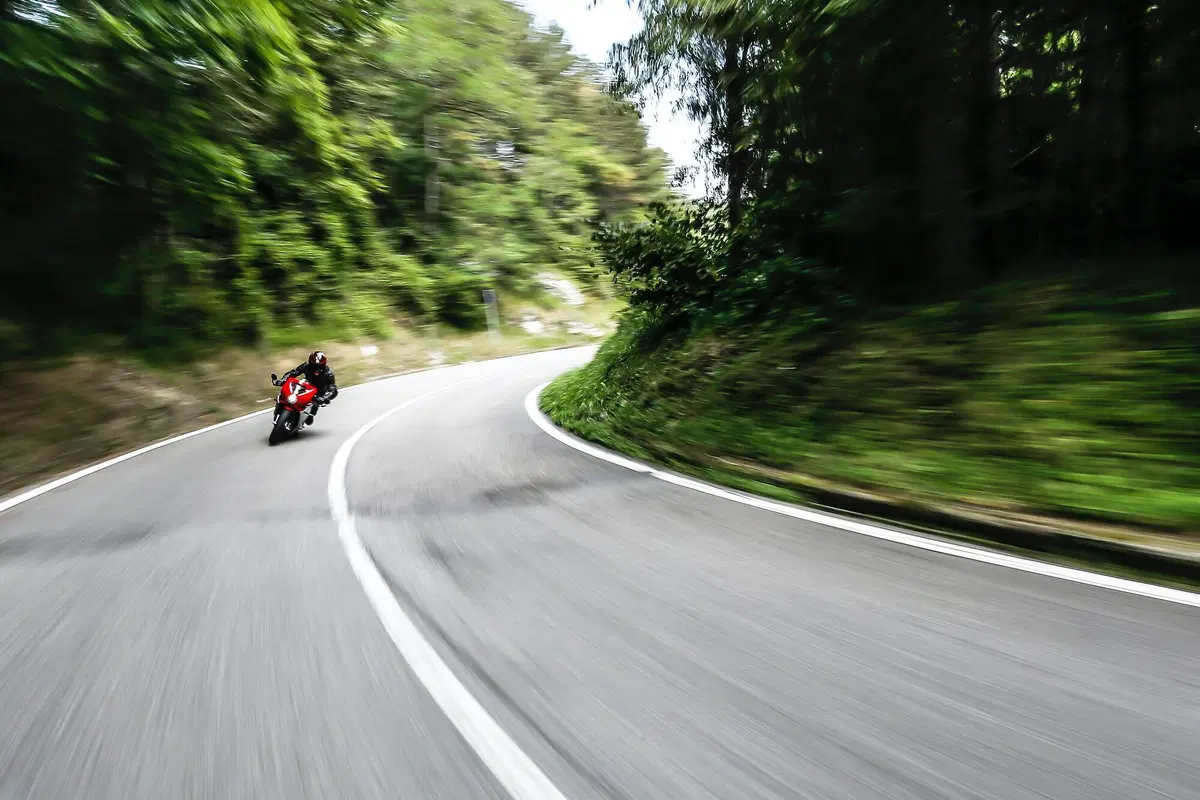 MV Agusta Superveloce 800 test. Paradosso temporale (7)