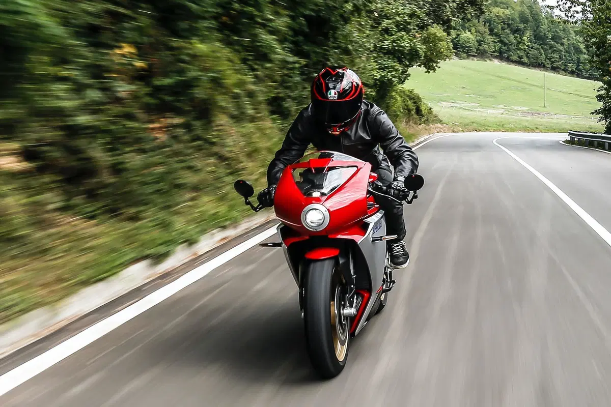 MV Agusta Superveloce 800 test. Paradosso temporale (9)