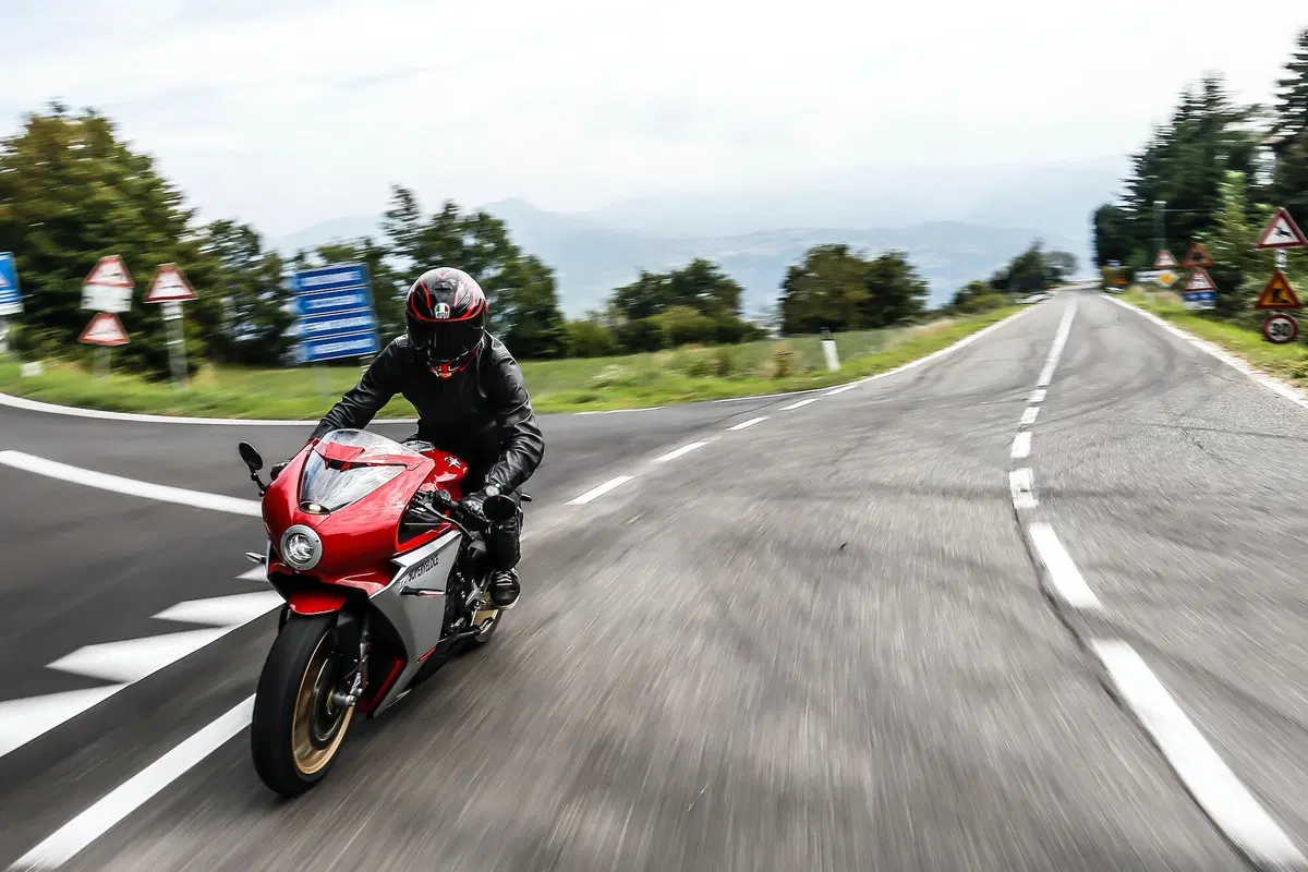 MV Agusta Superveloce 800 test. Paradosso temporale (3)