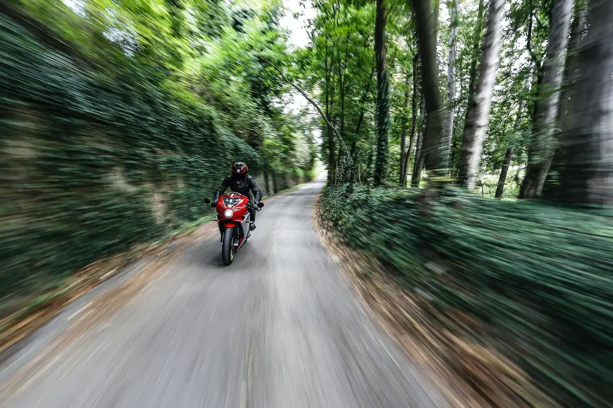 MV Agusta Superveloce 800 test. Paradosso temporale