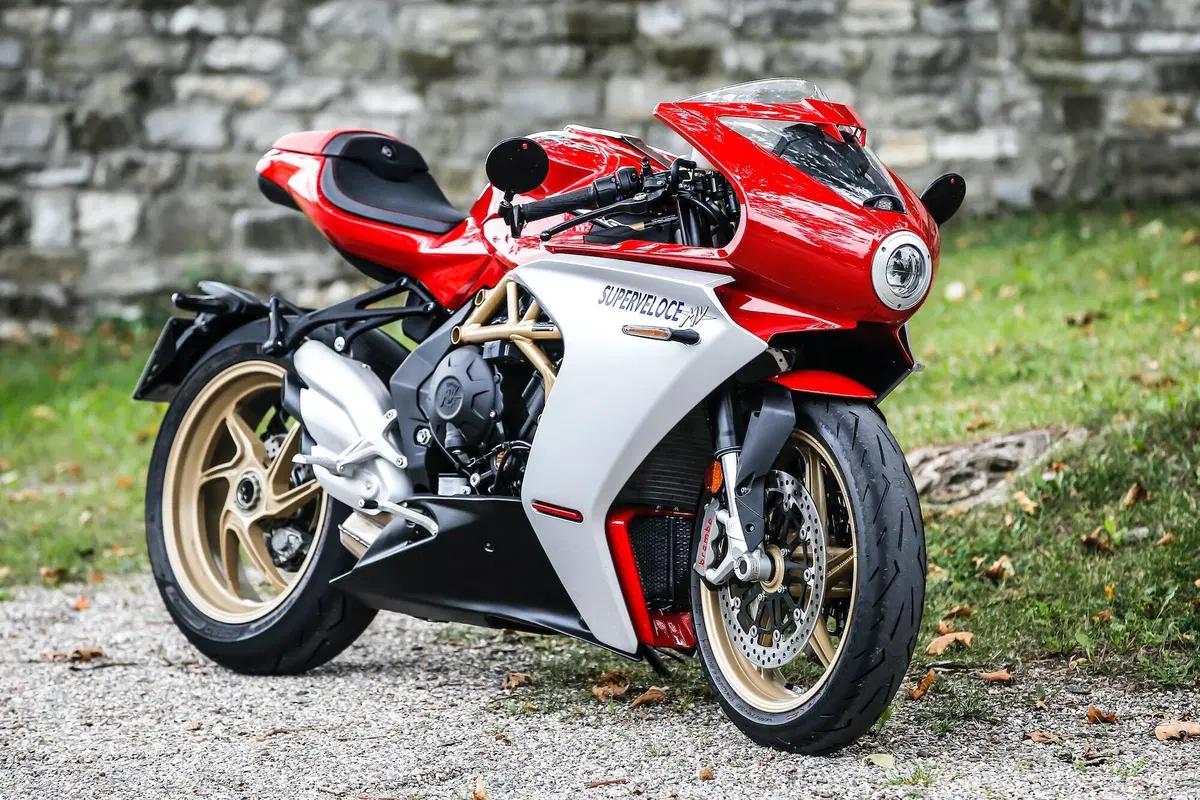 MV Agusta Superveloce 800 test. Paradosso temporale (12)