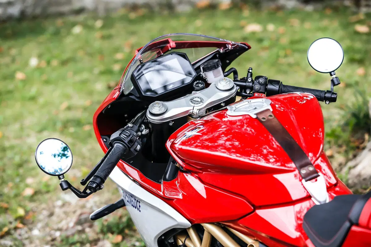 MV Agusta Superveloce 800 test. Paradosso temporale (19)