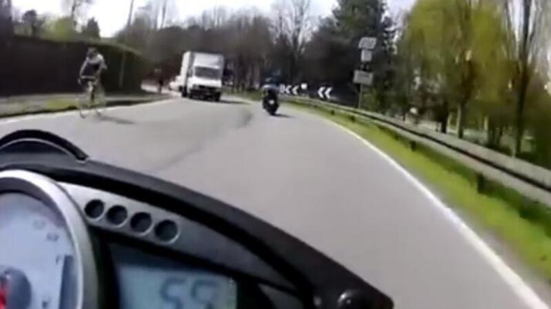 Moto vs scooter: il sorpasso c&rsquo;&egrave;, ma la curva bisogna farla... [VIDEO VIRALE]