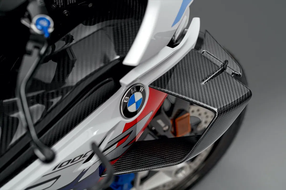 Nuova BMW M1000RR: 212 cavalli, 196 kg e aerodinamica da GP